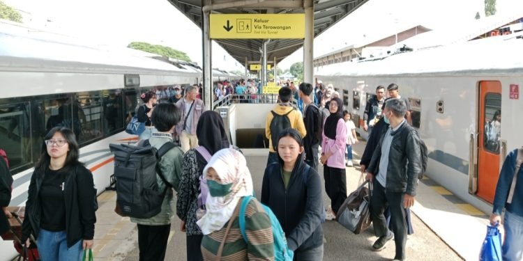Puncak-Kedatangan-Pemudik-Terjadi-Hari-Ini-10.798-Penumpang-Tiba-1-2