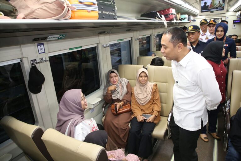 Sidak-Arus-Mudik-Transportasi-Kereta-ApiWali-Kota-Eri-Cahyadi-Sapa-hingga-Bagikan-Bingkisan-kepada-Penumpang-4