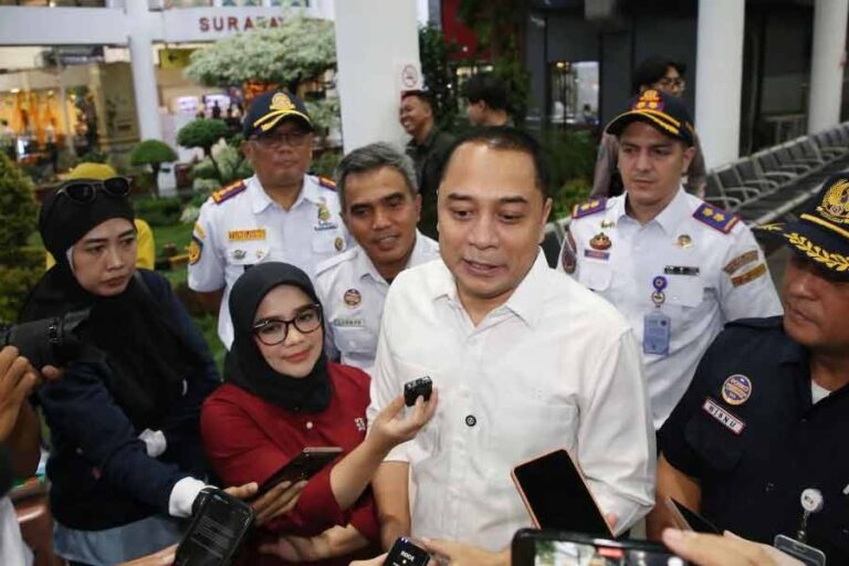 Wali-Kota-Eri-Cahyadi-Pastikan-Arus-Mudik-di-Stasiun-Gubeng-Berjalan-2