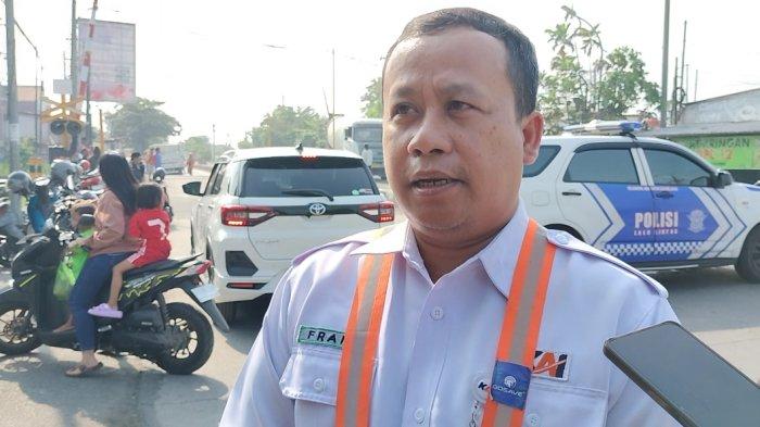 Manajer-Humas-PT-KAI-DAOP-4-Franoto-Wibowo-saat-menjelaskan-1