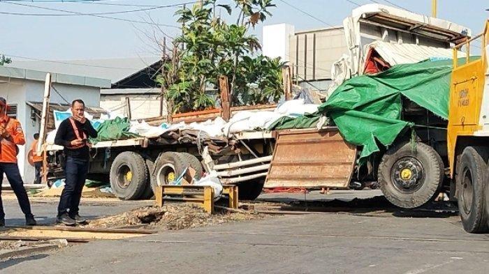 Truk-ditabrak-KA-di-Kaligawe-Semarang-2