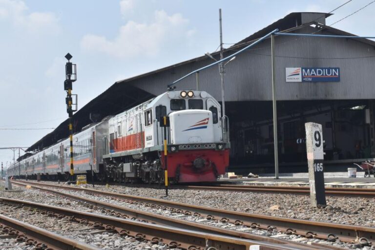 suasana-di-dalam-kereta-api-ka-sancaka-relasi-surabaya-yogyakarta_200420134230-462-2